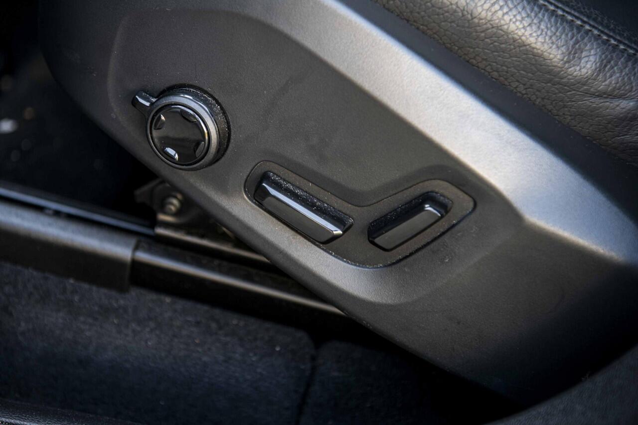 Volvo XC60 2.0 T6 Plug-in hybrid AWD Plus Dark | Trekhaak | Schuif/kanteldak | Rondomzicht camera | Dodehoek assistent | Stoel/Stuur verwarming |