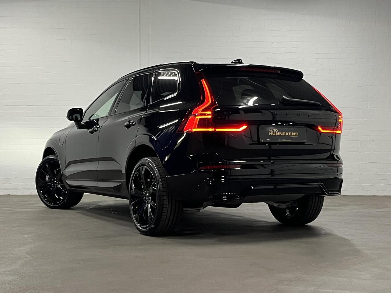 Volvo XC60 2.0 T8 Plug-in hybrid Ultra Black Edition *455Pk* | Luchtvering | Open dak | Massage | Bowers & Wilkins | Trekhaak | Adapt. cruise control
