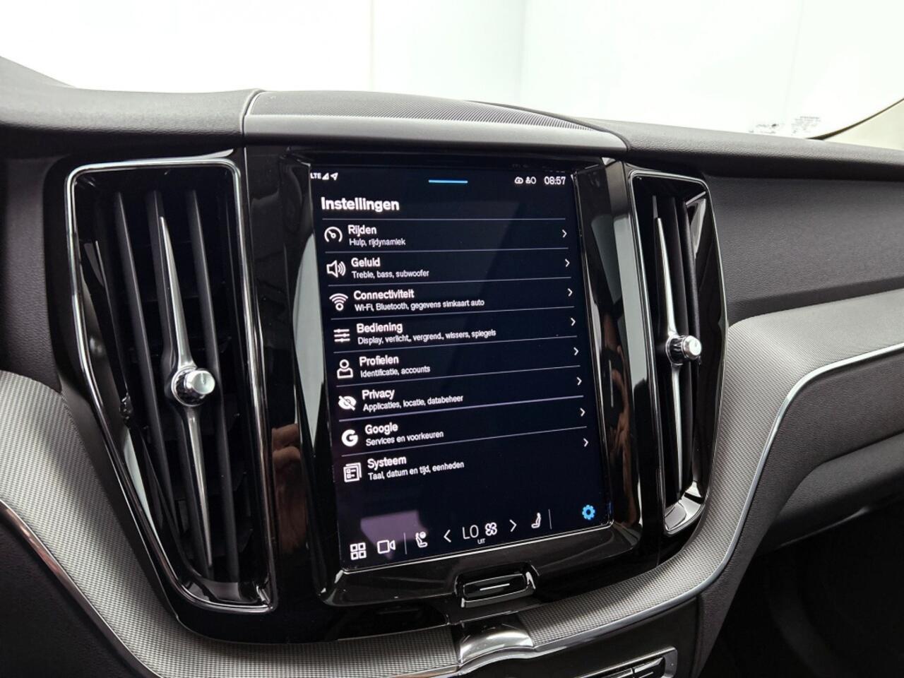 Volvo XC60 2.0 T6 Plus Dark Panorama Dak | All season | Trekhaak |