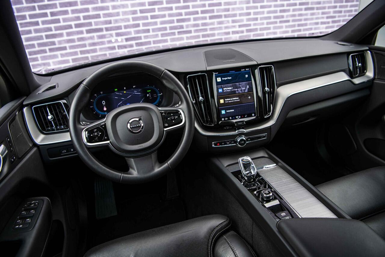 Volvo XC60 2.0 T6 Plug-in hybrid AWD Ultimate Black Edition | Trekhaak | Stoelventilatie en Massage | Adaptieve Cruise Control | Harman Kardon |