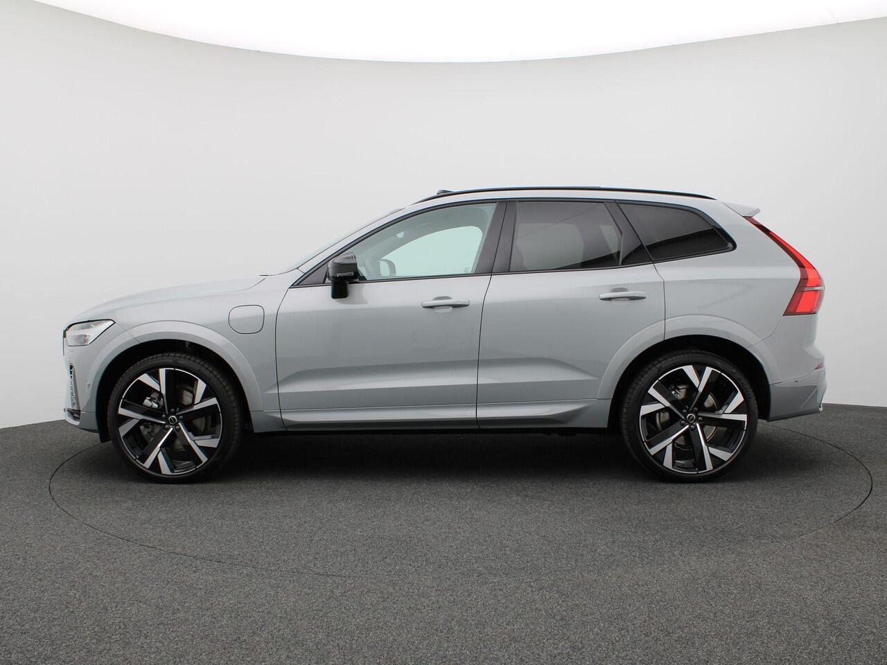 Volvo XC60 2.0 T6 Plug-in hybrid AWD Plus Black Edition 350PK Facelift, Trekhaak inklapbaar, Panoramadak, 22" velgen, Getint Glas, Nappa Leder, 360 Camera, Elek. stoelen, Stoelverwarming, Keyless, Dodehoek Detectie, LED koplampen