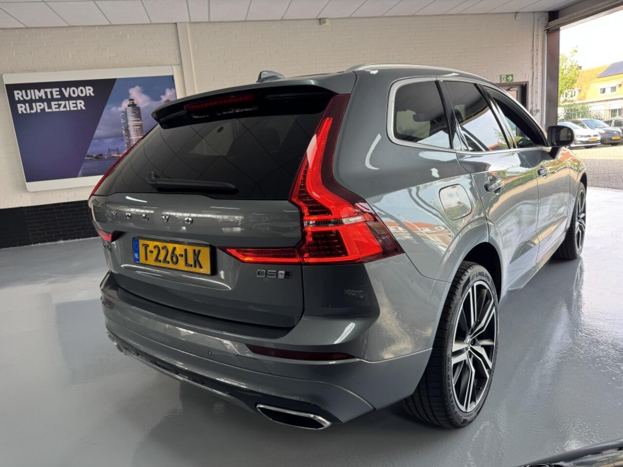 Volvo XC60 2.0 D5 AWD R-Design 236PK PANO HUD ACC