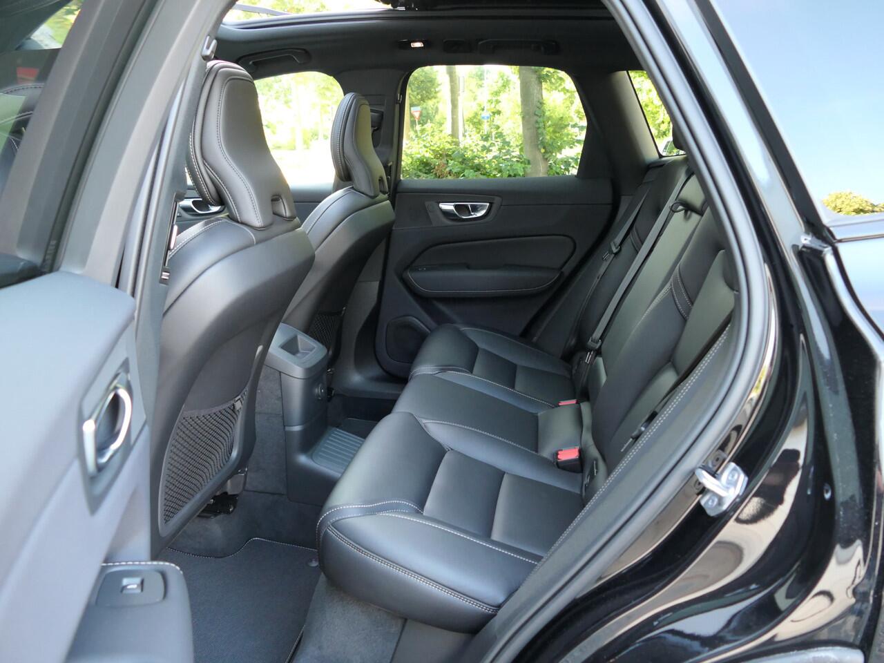 Volvo XC60 2.0 T8 Plug-in hybrid AWD Plus Dark 12 MND garantie / Panoramadak / Harman/Kardon /