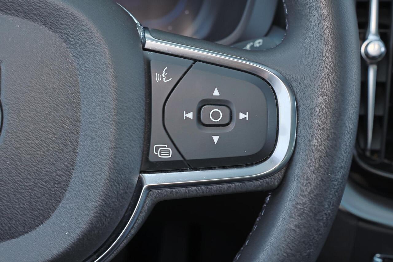 Volvo XC60 T6 Recharge AWD Core Bright - LONG RANGE - Panorama/schuifdak - IntelliSafe Assist - Harman/Kardon audio - Adaptieve LED koplampen - Parkeercamera achter - Verwarmde voorstoelen & stuur - Parkeersensoren voor & achter - Draadloze tel. lader - Extra getint