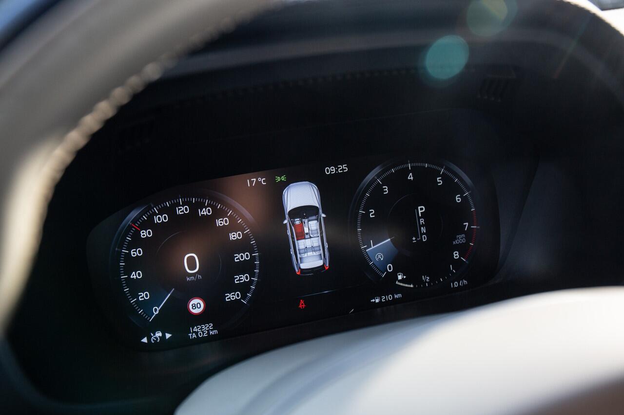 Volvo XC60 2.0 T5 Inscription , Luchtvering, Panoramadak, Trekhaak, Head-up Display,