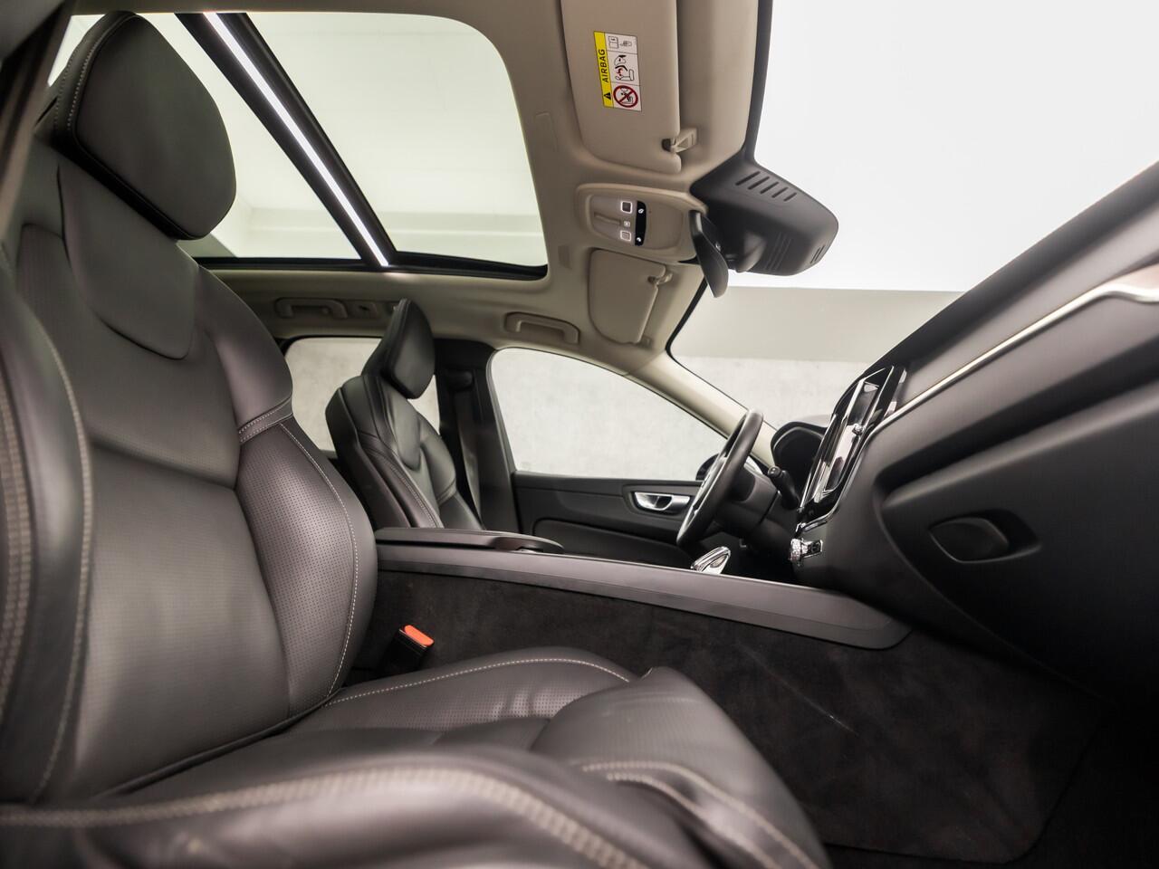 Volvo XC60 2.0 T8 Plug-in hybrid AWD Ultimate Dark 455Pk (LUCHTVERING, PANORAMADAK, BOWERS & WILKINS AUDIO, SURROUND CAMERA, STOELVERWARMING EN VENTILATIE, KEYLESS ENTRY, HEAD-UP DISPLAY, TREKHAAK ELEKTRISCH, NIEUWSTAAT)