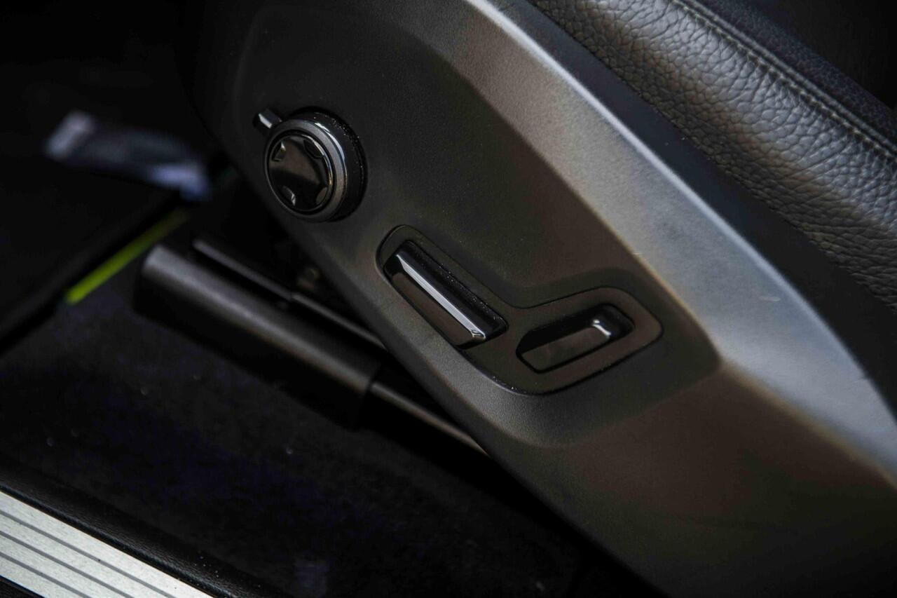 Volvo XC60 2.0 T6 Plug-in hybrid AWD Ultra Dark | Trekhaak | Adaptive cruise control | Head-up display | Harman/Kardon audio | Dode hoek detectie BLIS | Stoelverwarming voor + achter | Stuurverwarming | Elektrische stoelverstelling |