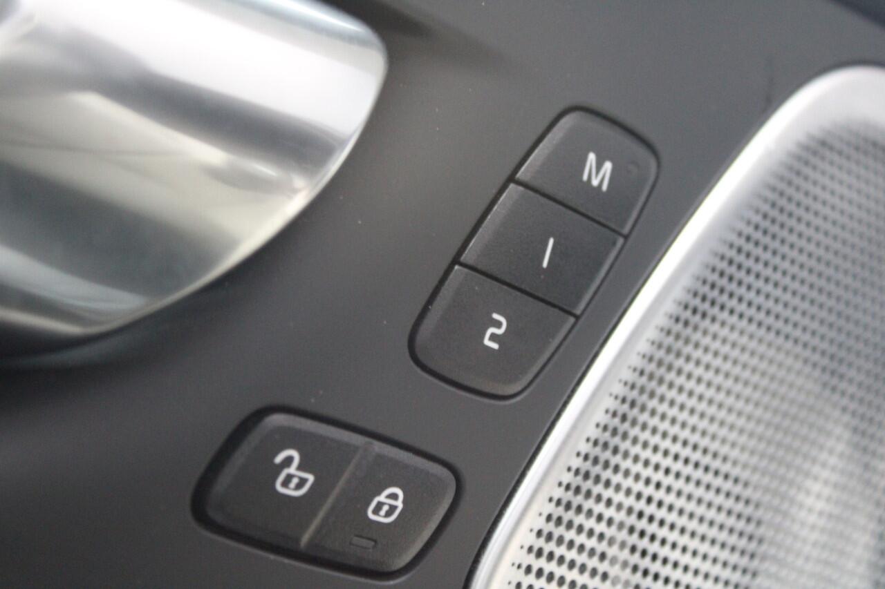 Volvo XC60 2.0 Recharge T8 AWD Inscription - B&W - 360 Camera - HUD - Stoel/Stuurverwarming - Pano - Pilot Assist - BLIS - Rijklaar