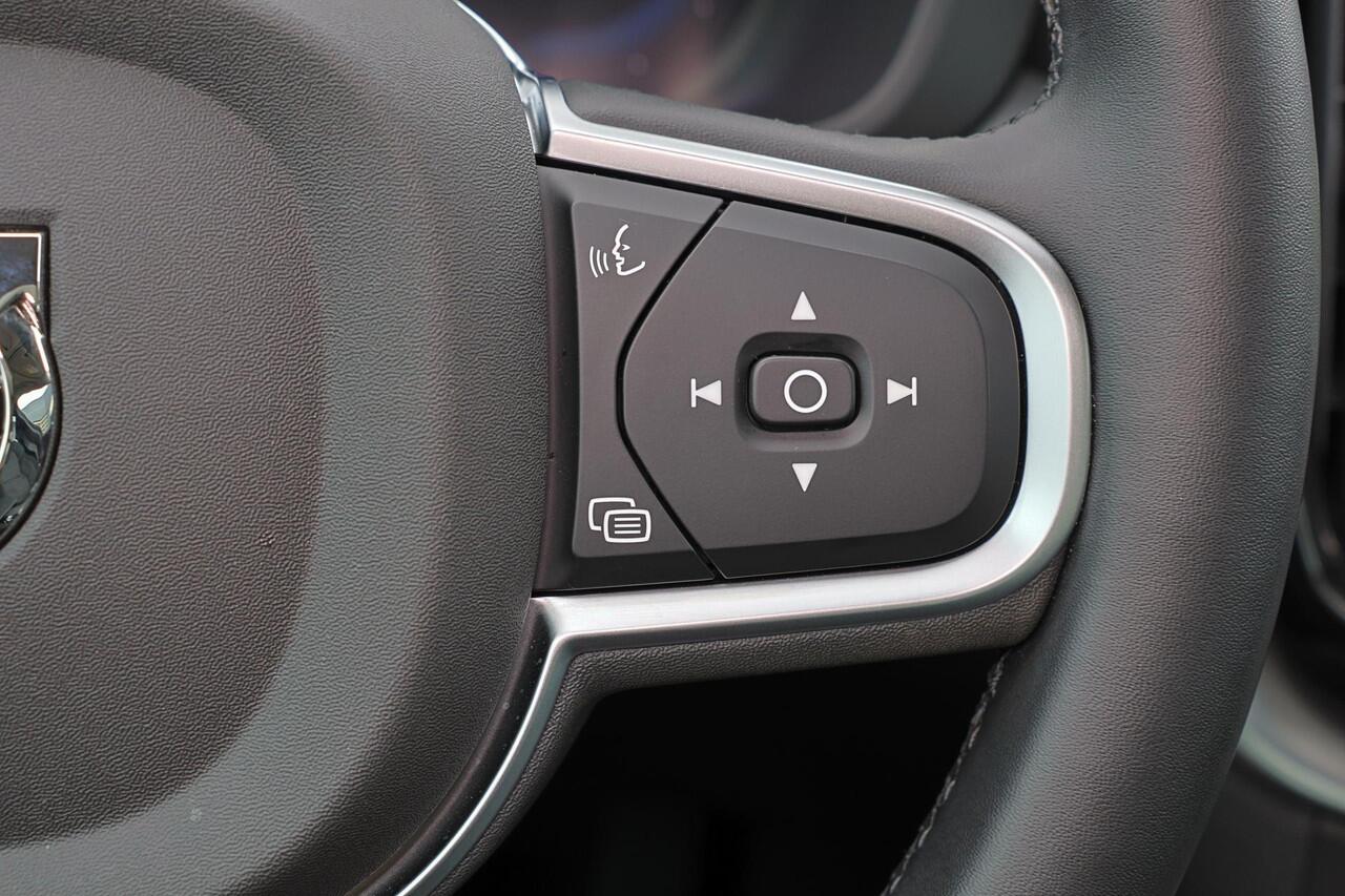 Volvo XC60 T6 Recharge AWD Core Bright - Panorama/schuifdak - IntelliSafe Assist & Surround - Parkeercamera achter - Verwarmde voorstoelen, stuur & achterbank - Parkeersensoren voor & achter - Draadloze tel. lader - 18' LMV