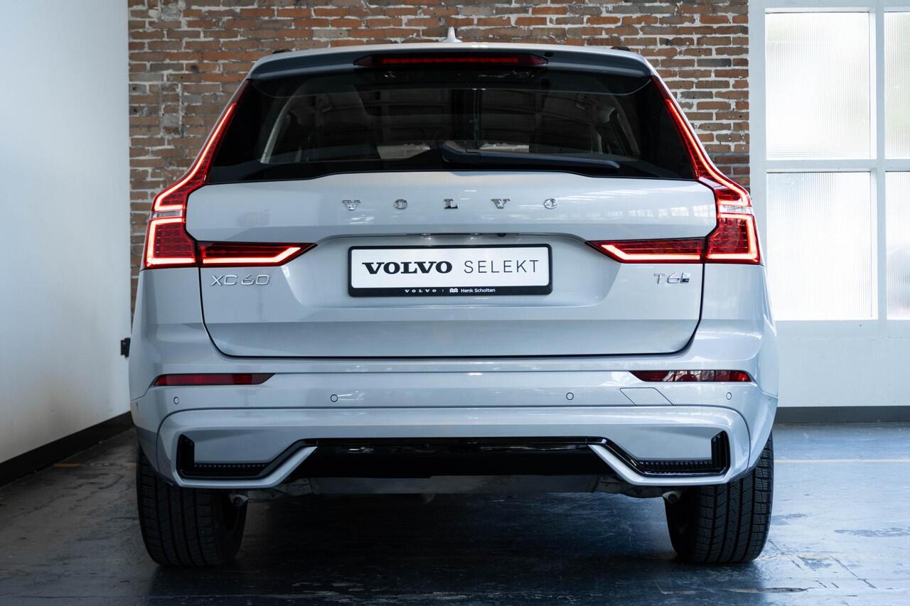 Volvo XC60 T6 Plug-in hybrid AWD Ultra Dark | Stoelverwarming | Stuurwielverwarming | Head Up Display | 360° Parkeer Camera | Harman Kardon Premium Audio | Panoramisch Schuif-kanteldak | Semi- Elektrische Trekhaak | Google infotainment |