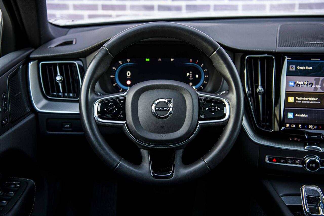 Volvo XC60 B5 Ultimate Dark | Trekhaak | Harman & Kardon | Stoel/stuur verwarming | Panorama dak | Adaptieve cruise control | Elektrisch verstelbare voorstoelen met memory |