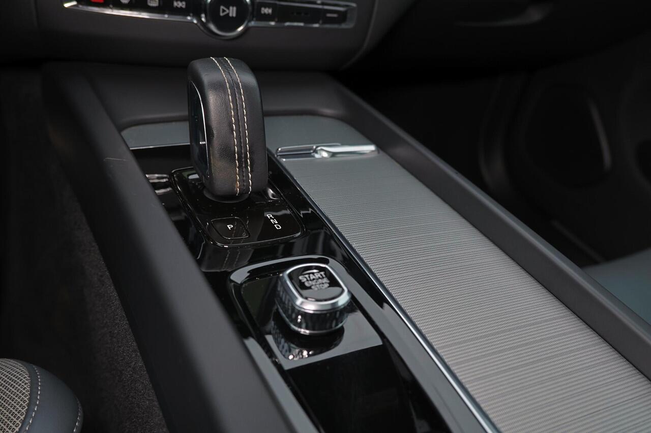 Volvo XC60 T6 Recharge AWD R-Design - Panorama/schuifdak - IntelliSafe Assist - Harman/Kardon audio - Adaptieve LED koplampen - Parkeercamera achter - Verwarmde voorstoelen, stuur & achterbank - Parkeersensoren voor & achter - Nappa Leder - Elektr. bedienb. voorstoe