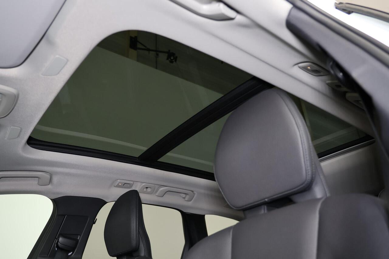Volvo XC60 T8 Recharge AWD Plus Dark - Panorama/schuifdak - IntelliSafe Assist & Surround - 360º Camera - Harman/Kardon audio - Verwarmde voorstoelen, stuur & achterbank - Parkeersensoren voor & achter - Elektr. bedienb. voorstoelen met geheugen - Draadloze tel. lad