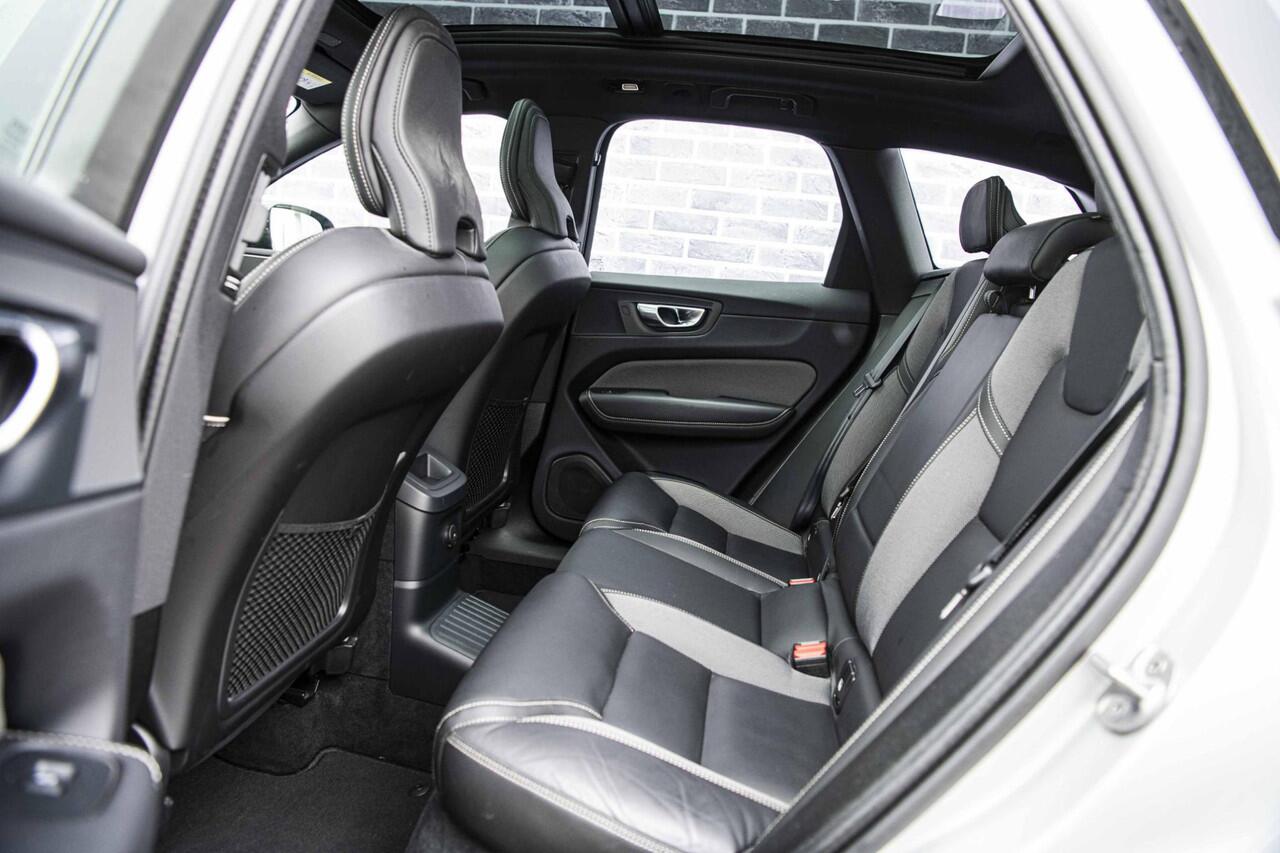 Volvo XC60 2.0 T6 Plug-in hybrid AWD Plus Dark | 20" | Sportstoelen | Panoramadak | Adaptieve Cruise Control | Parkeercamera |