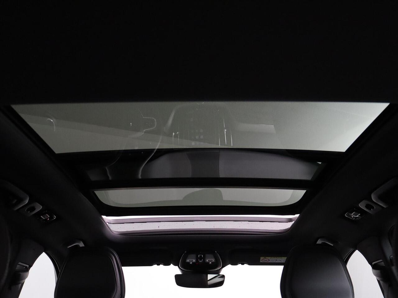 Volvo XC60 2.0 Recharge T6 AWD R-Design SilverDawn met Glossy Black pakket!