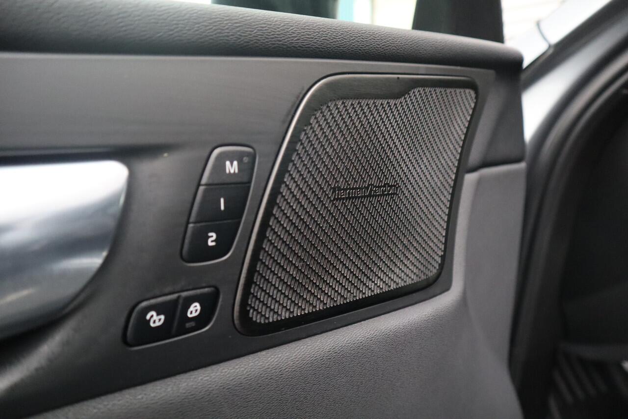 Volvo XC60 2.0 T8 Twin Engine AWD R-Design Luchtvering / Harman Kardon / Panorama dak /