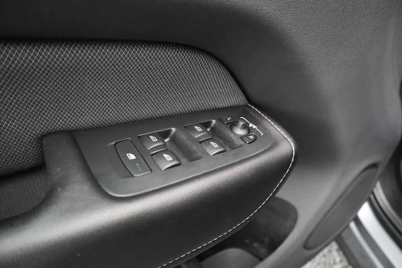 Volvo XC60 2.0 T8 Twin Engine AWD R-Design Luchtvering / Harman Kardon / Panorama dak /