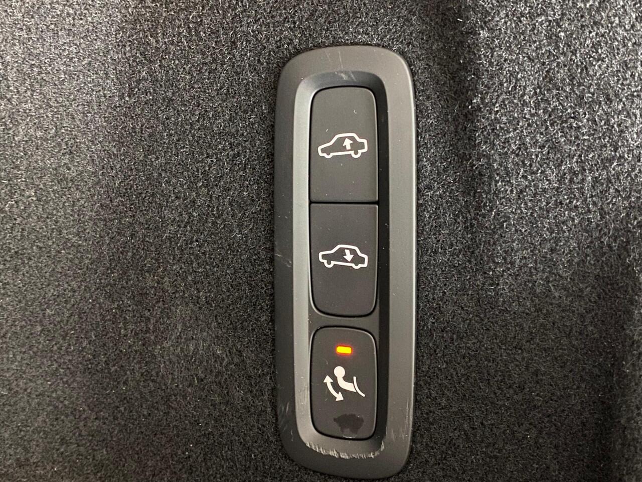 Volvo XC60 2.0 T8 Plug-in hybrid AWD Plus Dark Black Edition Luchtvering Panorama Trekhaak Harman Kardon 360º view 21inch Memo Stoelen Leer Apple CarPlay