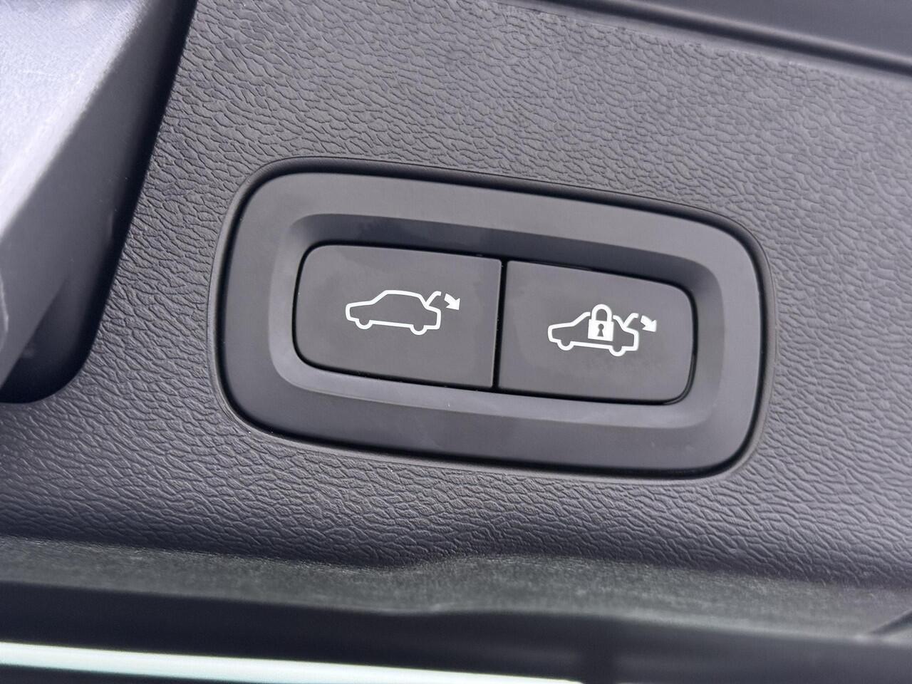 Volvo XC60 2.0 T6 Plug-in hybrid AWD Plus Dark R-Design Trekhaak/Panodak/Camera etc.