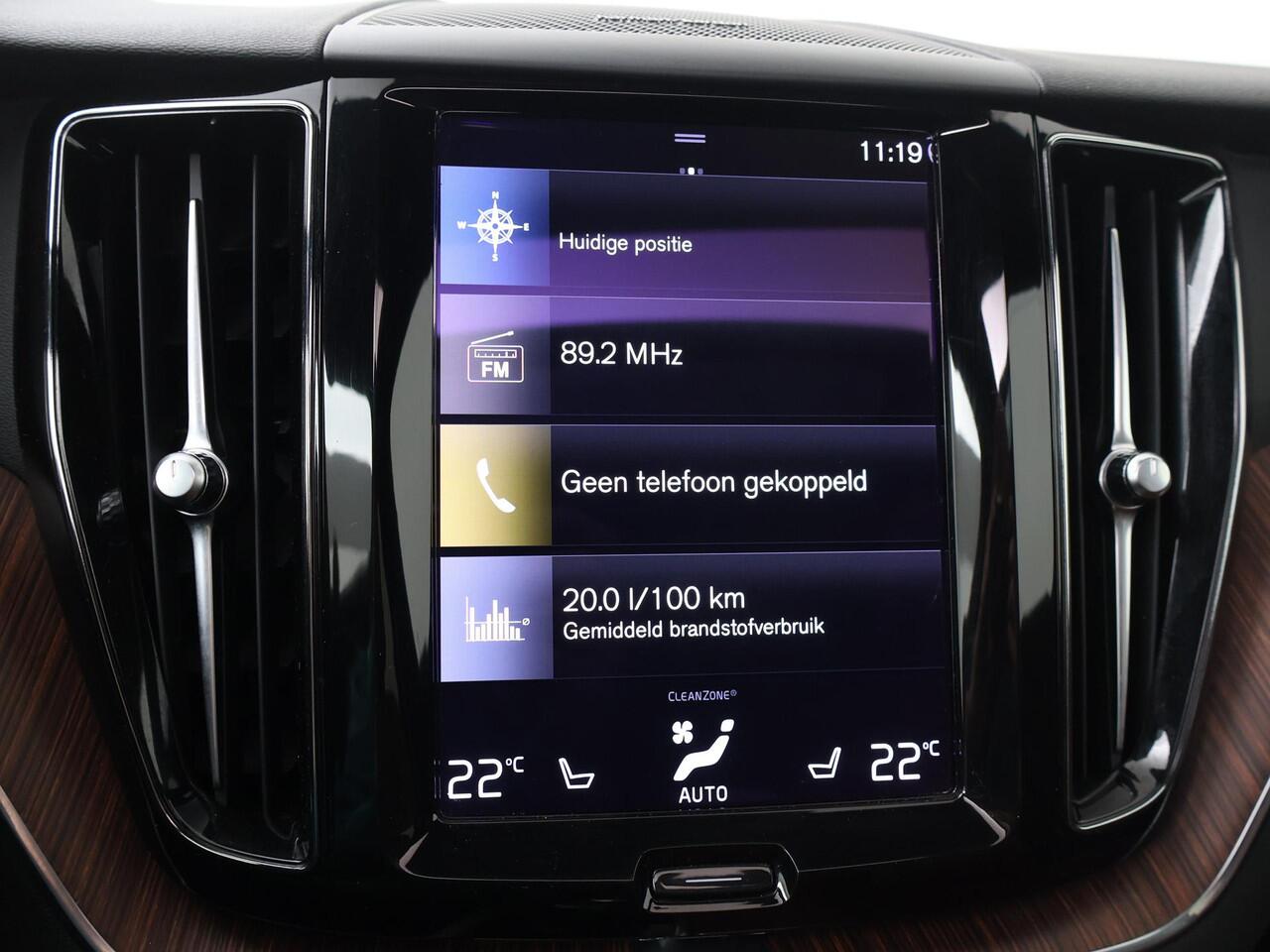 Volvo XC60 2.0 Recharge T6 AWD R-Design | SoH 100% | Schuif- kanteldak | Wegklapbare trekhaak | Harman Kardon HiFi | Lederen interieur | Keyless entry |