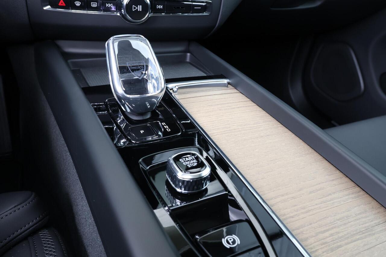 Volvo XC60 T8 Recharge AWD Ultra Dark - Panorama/schuifdak - IntelliSafe Assist & Surround - 360º Camera - Harman/Kardon audio - Adaptieve LED koplampen - Verwarmde voorstoelen, stuur & achterbank - Parkeersensoren voor & achter - Elektr. bedienb. voorstoelen met ge