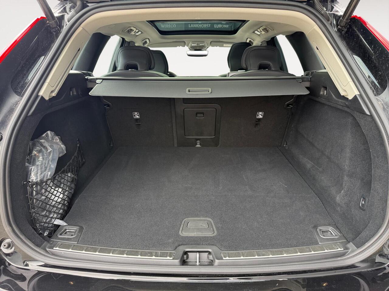 Volvo XC60 2.0 T6 Plug-in hybrid AWD Ultra Dark | Harman/Kardon Audio | Panoramadak | Trekhaak | Stoelverwarming |