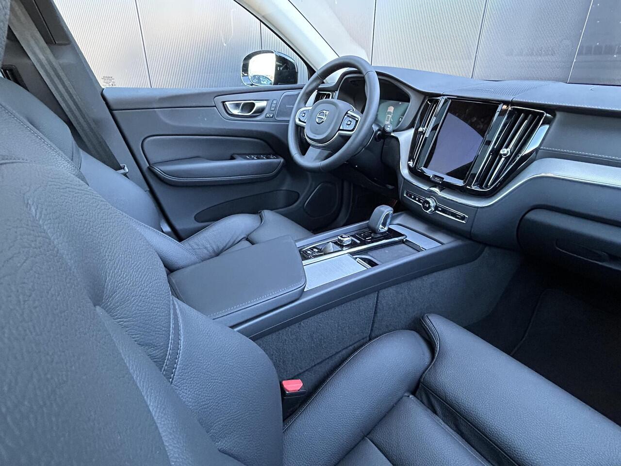 Volvo XC60 2.0 T6 Plug-in hybrid AWD Ultra Dark Luchtvering / Head-up display / 360 camera / panorama dak / trekhaak / 20 inch wielen / stoel- en stuurverwarming / Harman Kardon audio