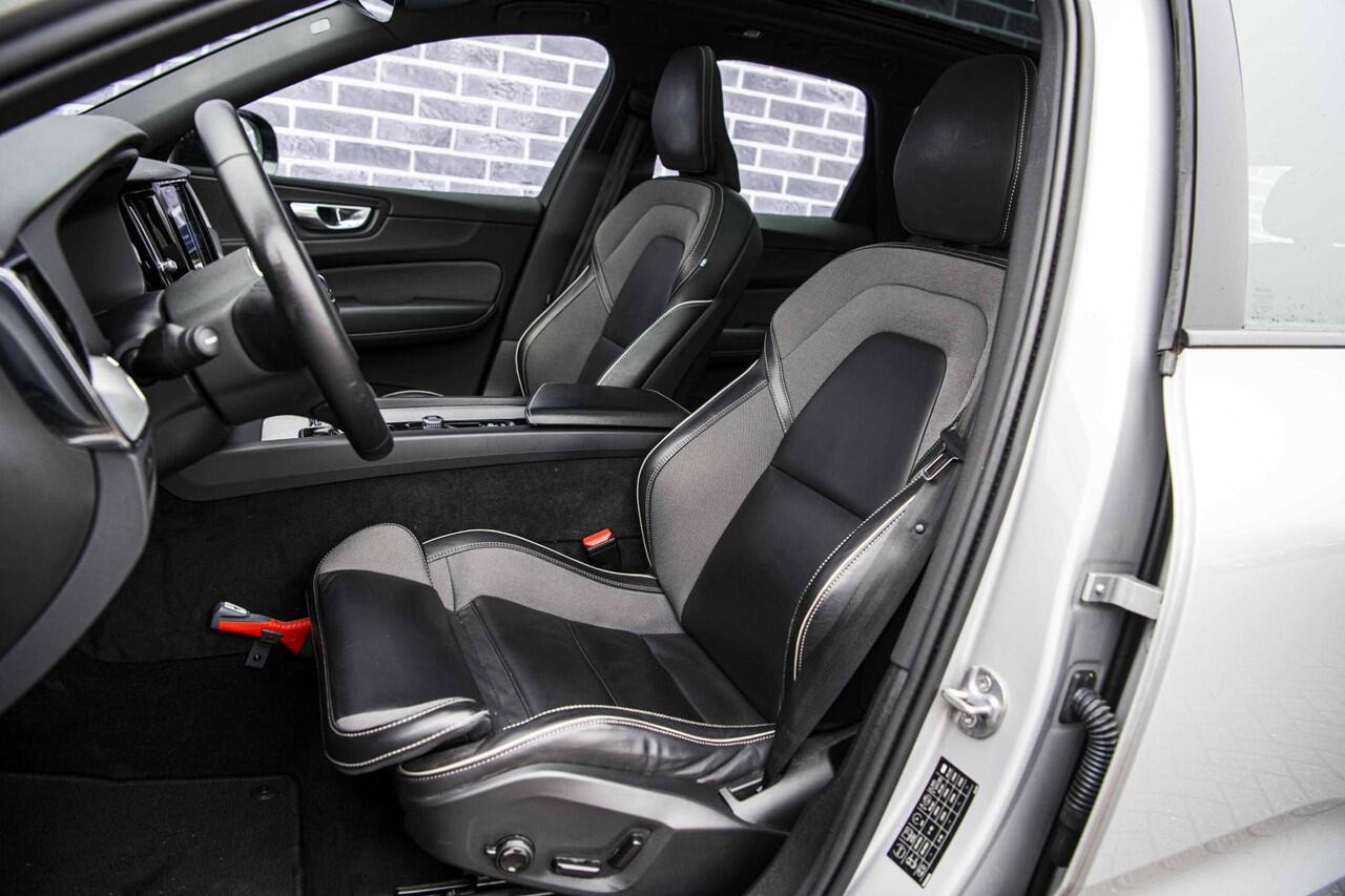 Volvo XC60 2.0 T6 Plug-in hybrid AWD Plus Dark | 20" | Sportstoelen | Panoramadak | Adaptieve Cruise Control | Parkeercamera |