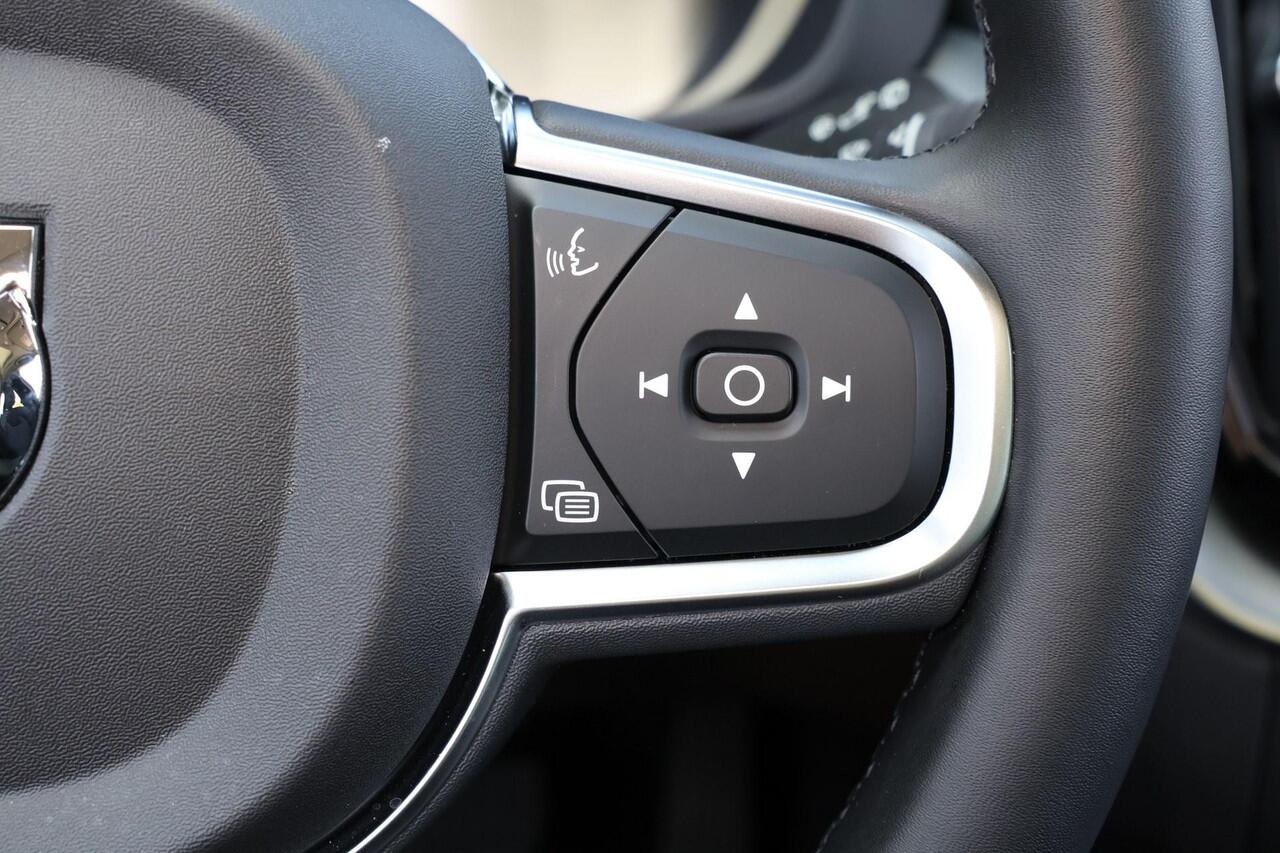 Volvo XC60 T6 Recharge AWD Core Bright - Panorama/schuifdak - IntelliSafe Assist & Surround - Adaptieve LED koplampen - Parkeercamera achter - Verwarmde voorstoelen, stuur & achterbank - Parkeersensoren voor & achter - Draadloze tel. lader - Elektr. inklapbare trek