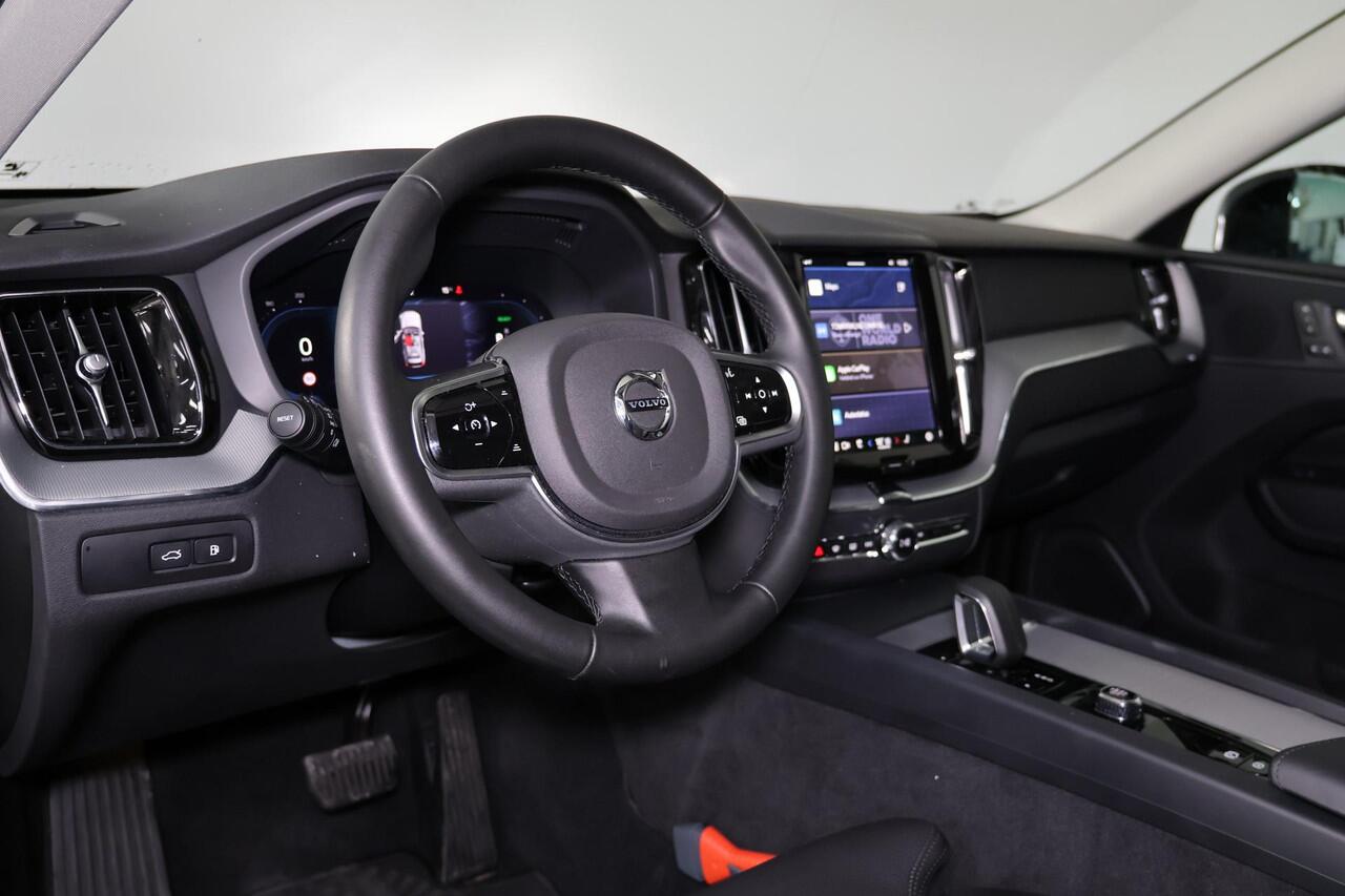 Volvo XC60 T6 Recharge AWD Plus Dark - Panorama/schuifdak - IntelliSafe Assist & Surround - 360º Camera - Verwarmde voorstoelen, stuur & achterbank - Parkeersensoren voor & achter - Elektr. bedienb. voorstoelen met geheugen - Draadloze tel. lader - Elektr. inklapbar