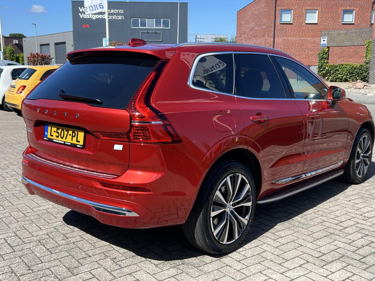 Volvo XC60 2.0 T6 Recharge 340 pk AWD Inscription Exclusive Trekhaak Panoramadak Navigatie Blis 20 Inch Velgen Harman Kardon Pilot Assist ACC Head Up Display DAB Carplay Getint Glas NL Auto Plug-in Hybride 1e Eigenaar BTW Auto