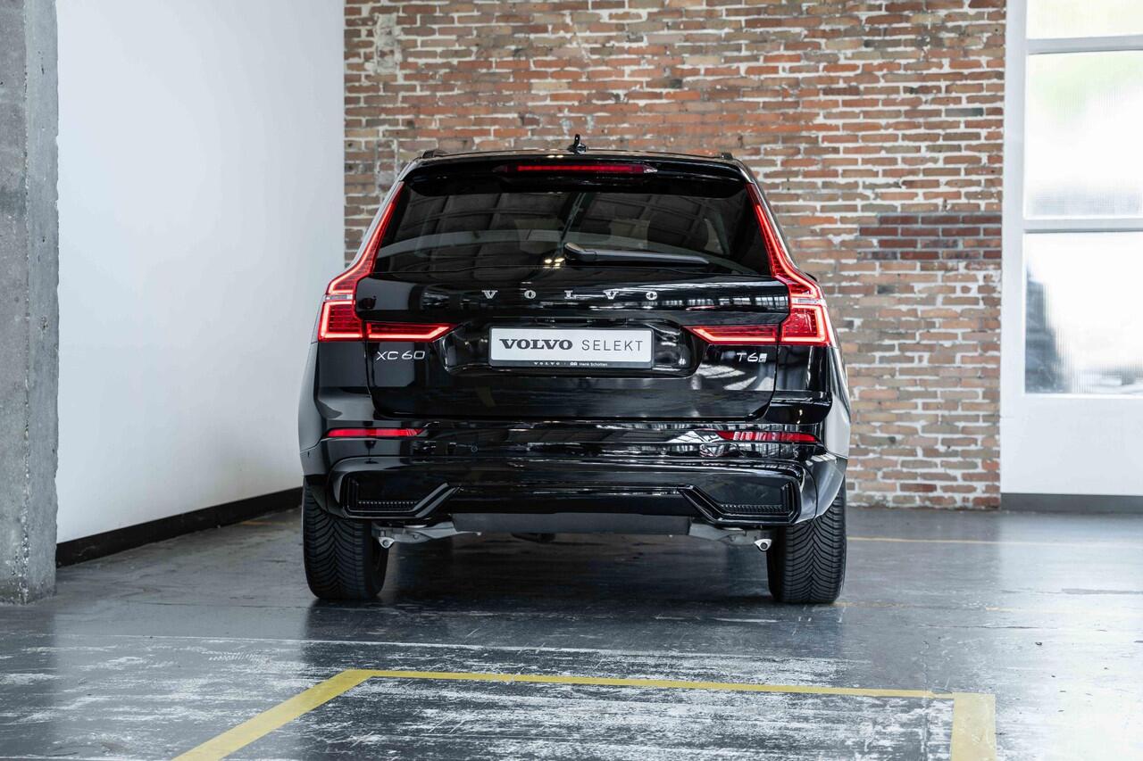 Volvo XC60 T6 Automaat Plug-in hybrid AWD Plus Dark | Elektrisch wegklapbare trekhaak | Panoramadak | Premium audio by Harman Kardon | Verwarmbare voorstoelen, achterbank en stuurverwarming | 4-seizoenenbanden | Adaptive cruise control | 360° parkeercamera |