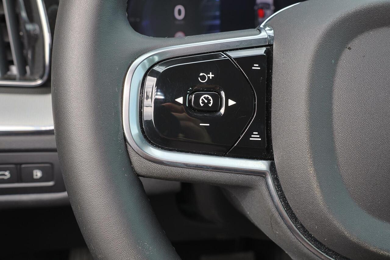 Volvo XC60 T6 Recharge AWD Plus Dark - Panorama/schuifdak - IntelliSafe Assist & Surround - 360º Camera - Harman/Kardon audio - Adaptieve LED koplampen - Verwarmde voorstoelen, stuur & achterbank - Parkeersensoren voor & achter - Elektr. bedienb. voorstoelen met geh