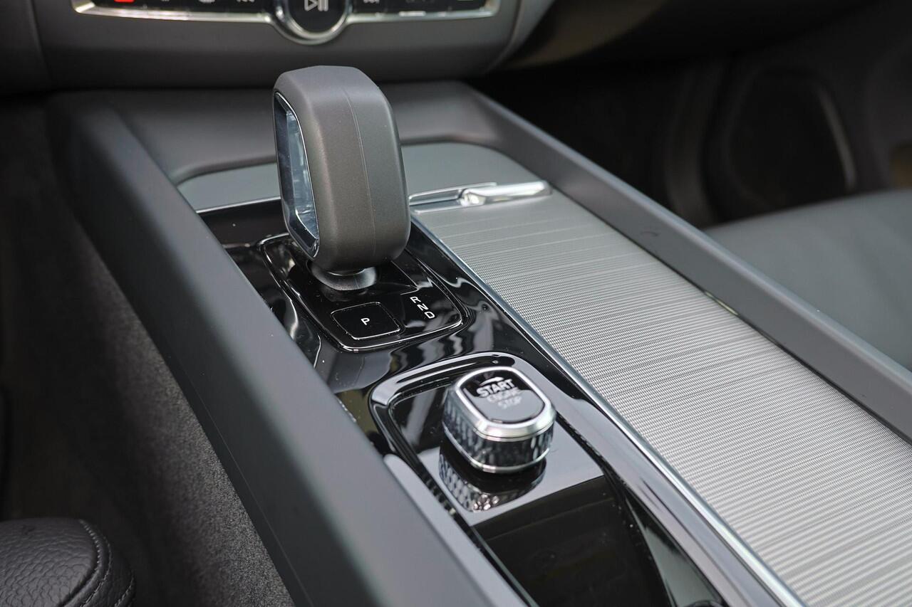 Volvo XC60 T6 Recharge AWD Plus Dark - Panorama/schuifdak - IntelliSafe Assist & Surround - 360º Camera - Harman/Kardon audio - Adaptieve LED koplampen - Verwarmde voorstoelen, stuur & achterbank - Parkeersensoren voor & achter - Elektr. bedienb. voorstoelen met geh