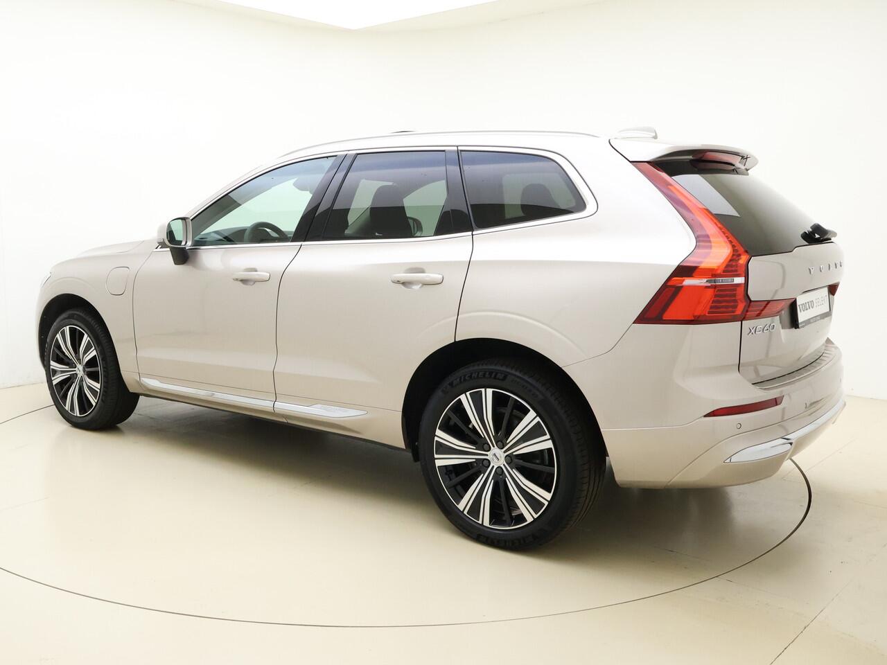 Volvo XC60 T6 350pk AWD Core Bright / Panoramadak / Pilot Assist / Stoel/- en stuurverwarming / Trekhaak / H&K audio / Lederen bekleding /