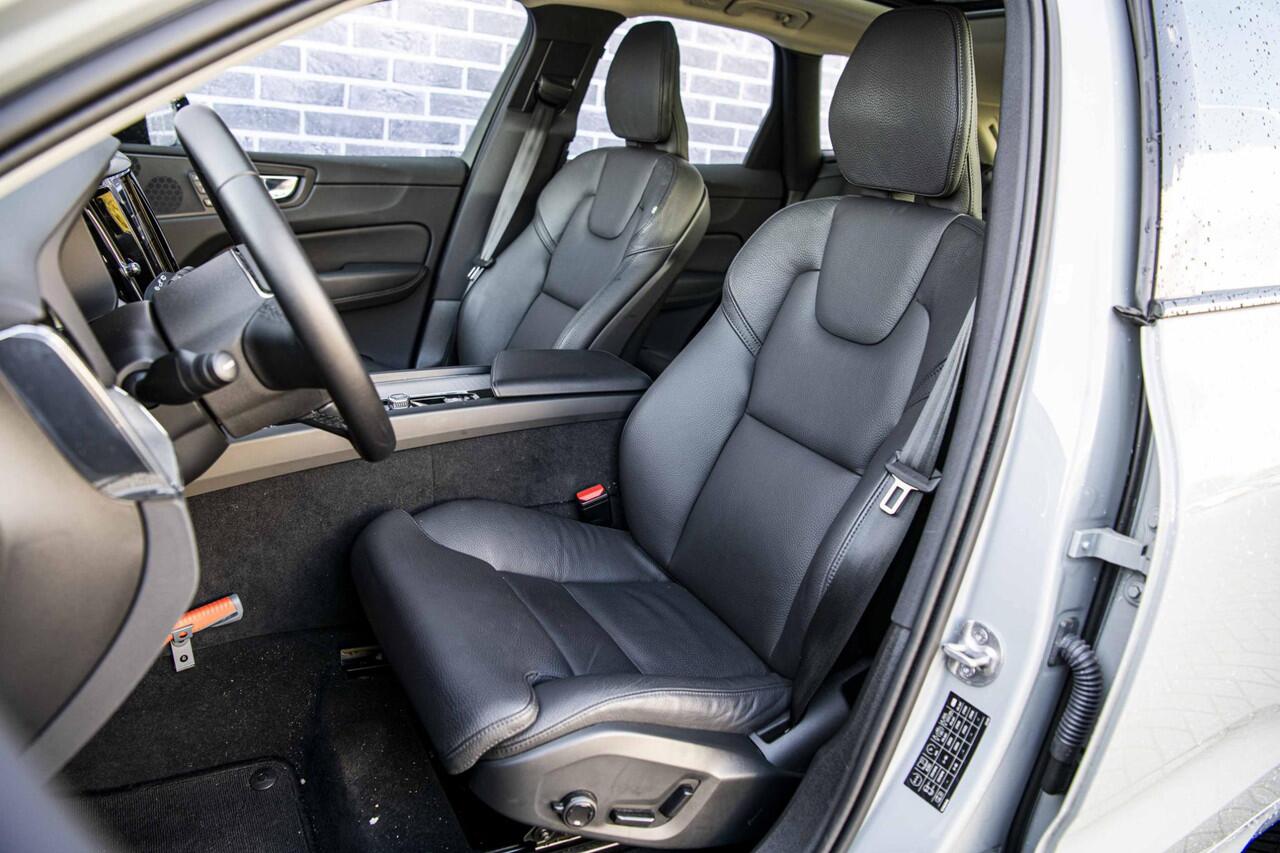 Volvo XC60 2.0 T6 Plug-in hybrid AWD Plus Dark | Trekhaak | Schuif/kanteldak | Rondomzicht camera | Dodehoek assistent | Stoel/Stuur verwarming |