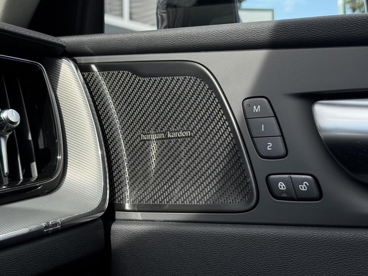 Volvo XC60 2.0 T8 Plug-in hybrid AWD Plus Black Edition |Pano |Head-up |360° |Harman/Kardon |Memory |ACC