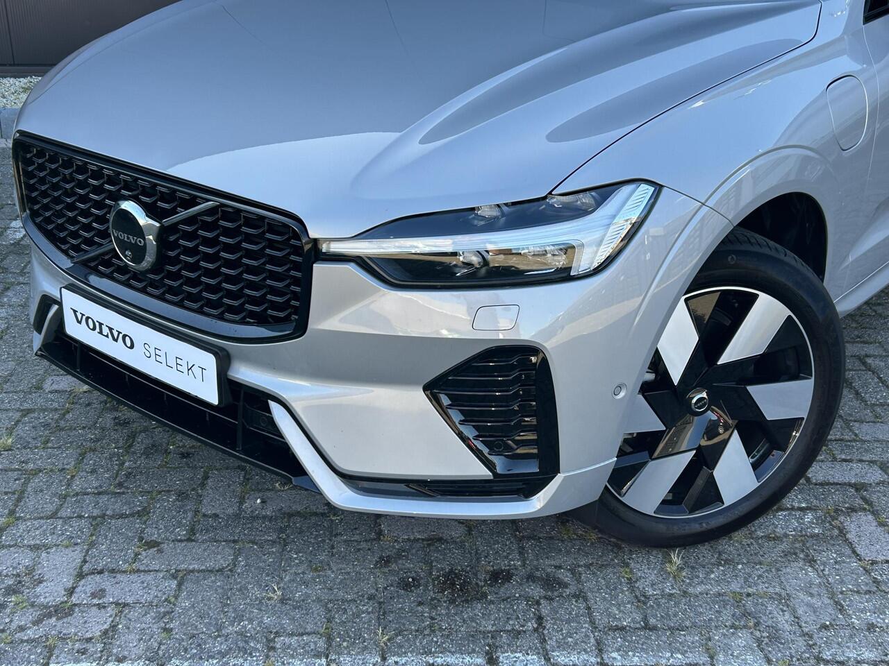 Volvo XC60 2.0 T6 Plug-in hybrid AWD Ultra Dark 360 Camera / Head-up display / Harman Kardon audio / trekhaak / Panorama dak / stoel- en stuurverwarming / leer
