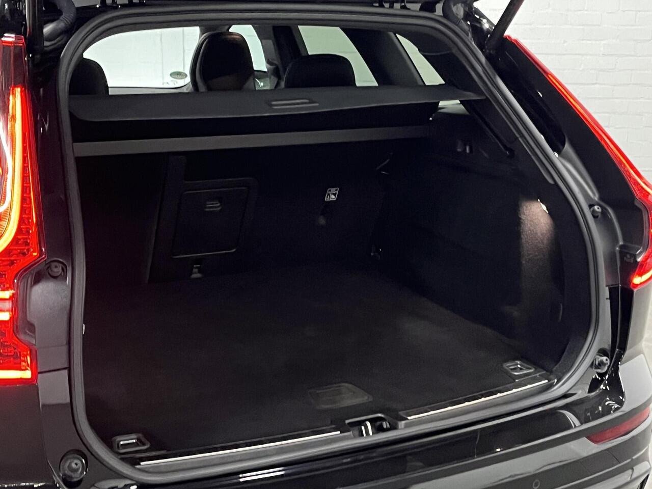 Volvo XC60 2.0 T6 Plug-in hybrid AWD Plus Black Edition | Open dak | Adapt. Cruise control | Stoel-/Stuurverwarming | Memory seats | 21" | Google