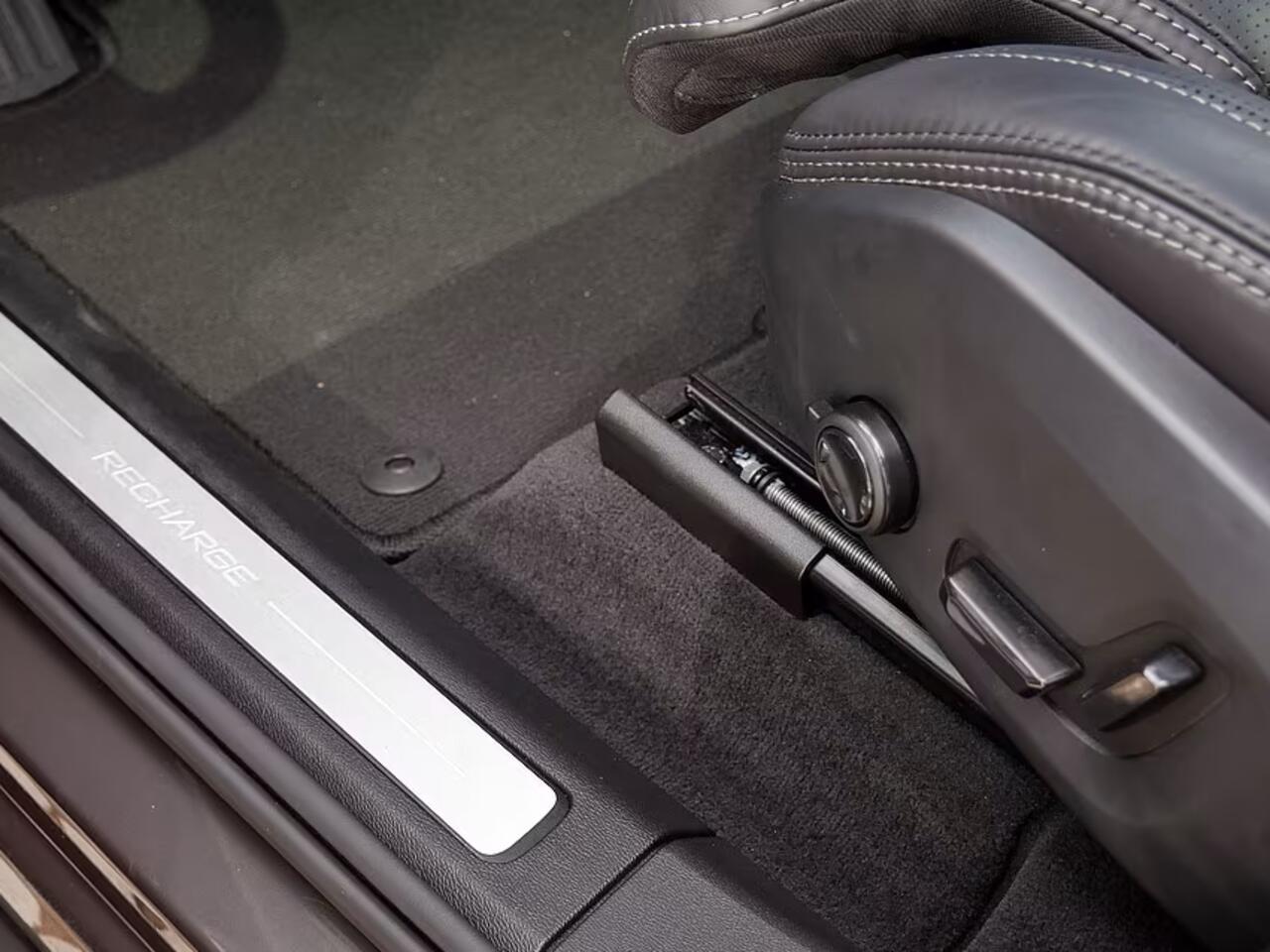 Volvo XC60 2.0 T8 Plug-in hybrid AWD Plus Dark (335kW/455PK) FULL OPTION (PANO / TREKH) ** 1e EIG - Ex VOLVO) ** INFORMEER OOK NAAR ONZE AANTREKKELIJKE FINANCIAL-LEASE TARIEVEN **