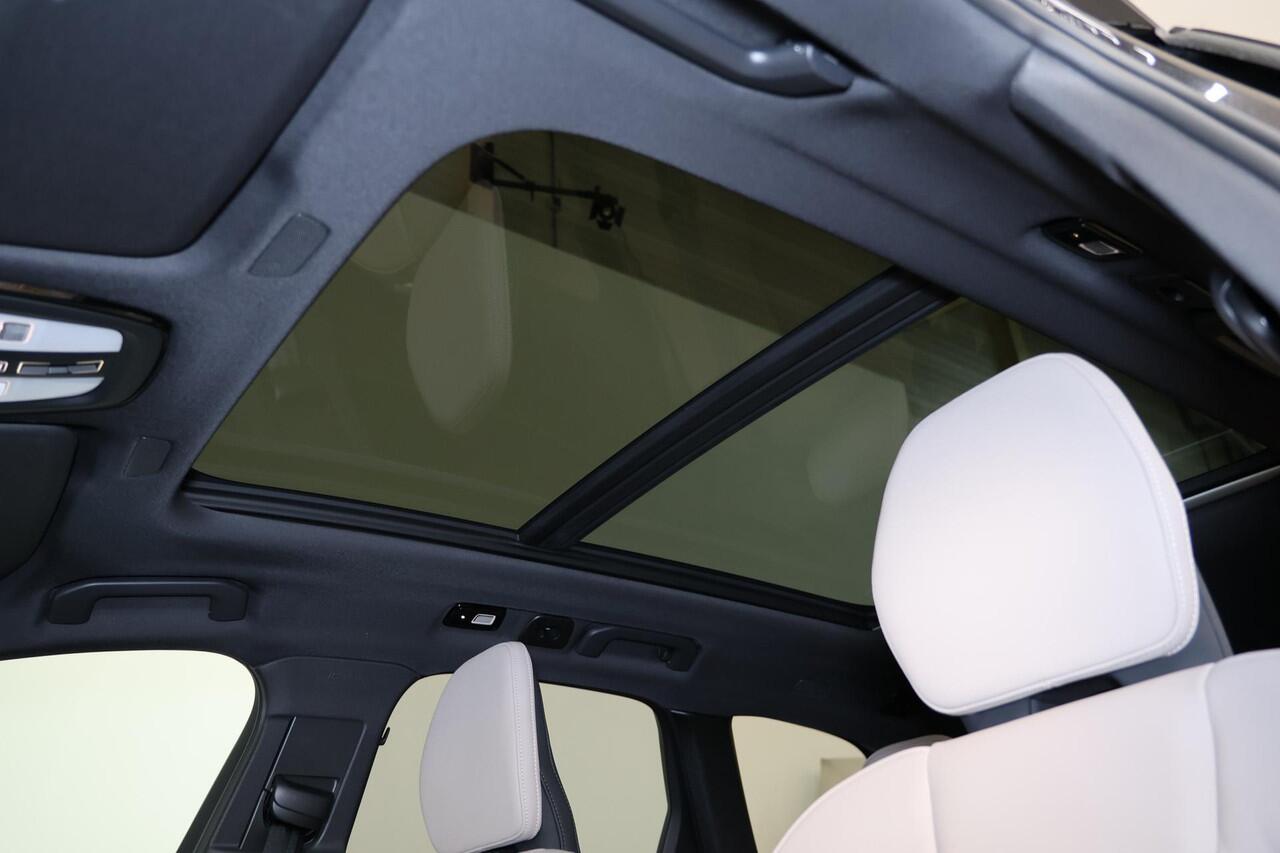 Volvo XC60 T6 Recharge AWD Plus Dark - Panorama/schuifdak - IntelliSafe Assist & Surround - Harman/Kardon audio - Parkeercamera achter - Verwarmde voorstoelen, stuur & achterbank - Parkeersensoren voor & achter - Elektr. bedienb. voorstoelen met geheugen - Draadloze