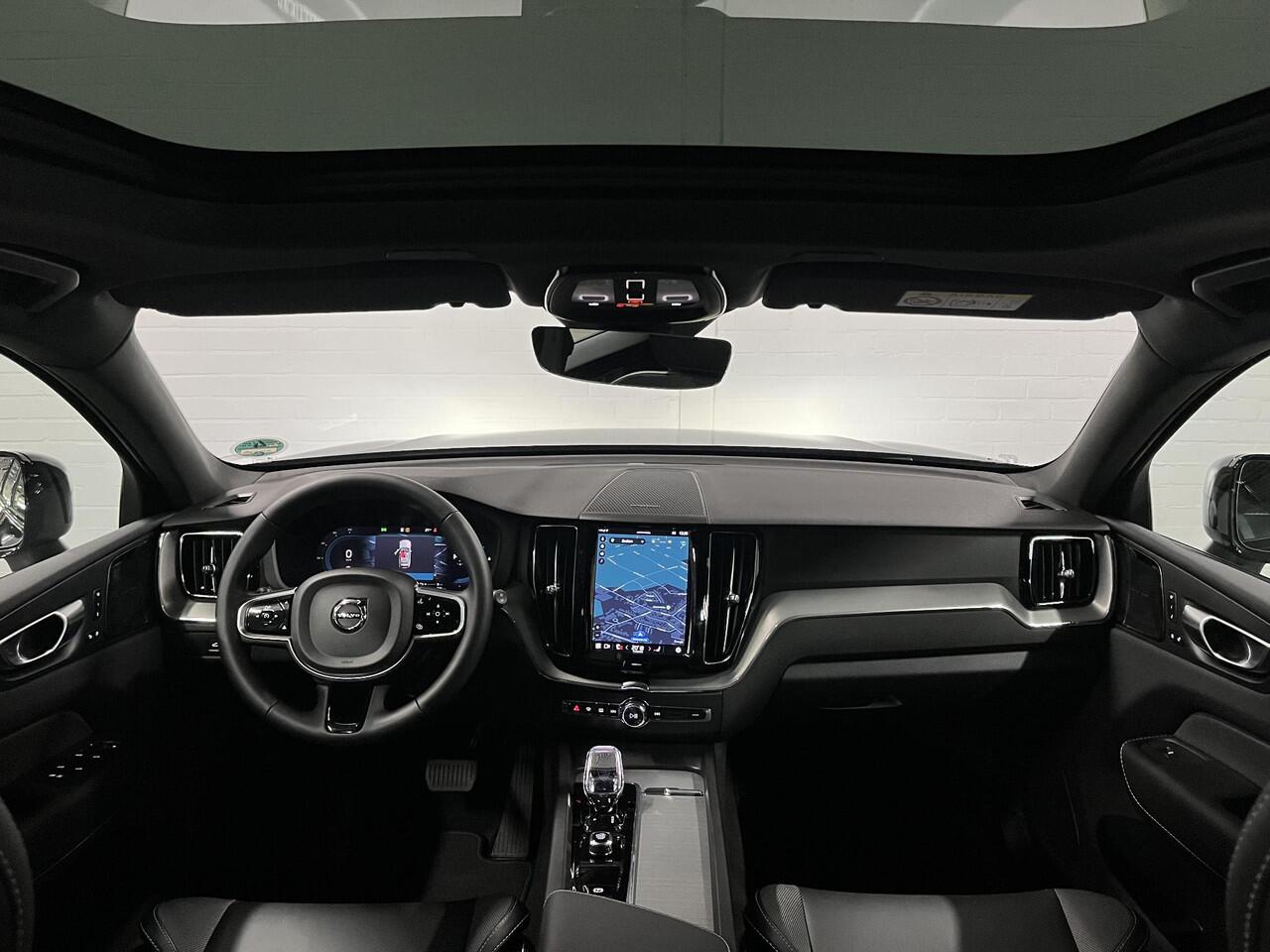 Volvo XC60 2.0 T6 Plug-in hybrid Black Edition | Open dak | Trekhaak | Long range | Adapt. Cruise control | Harman/Kardon |