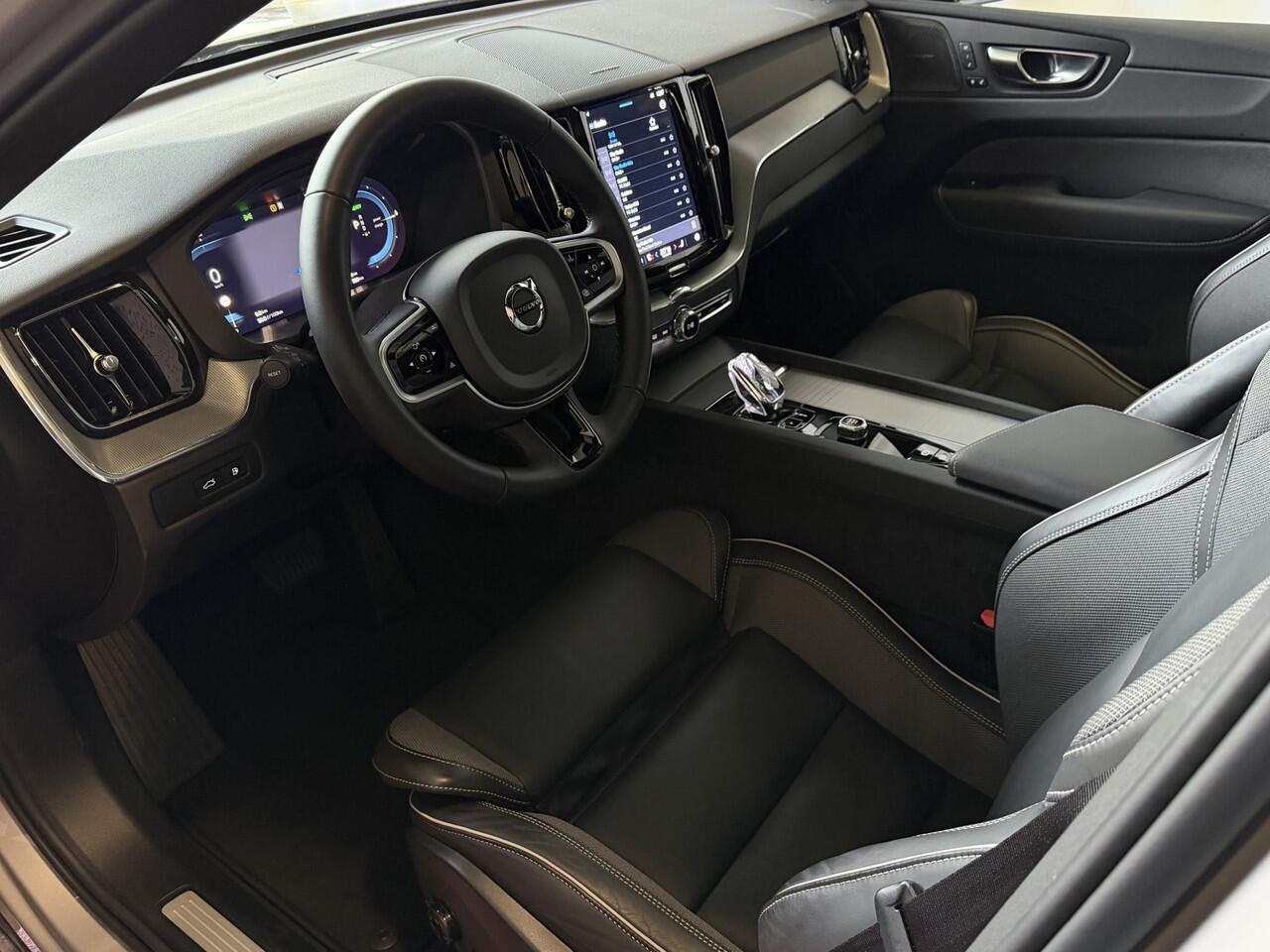 Volvo XC60 2.0 T6 350 PK PHEV AWD PLUS DARK + LONG RANGE PANO HARMAN-KARDON 360CAM ELEK.KLEP STUUR/STOEL VERW. Plug in Hybrid ? Top Auto's Wijchen , Altijd een Ruim aanbod van Volvo's i BUSINESS / CORE / BRIGHT / DARK / ULTRA DARK / PLUS DARK / BLACK EDITION / ES