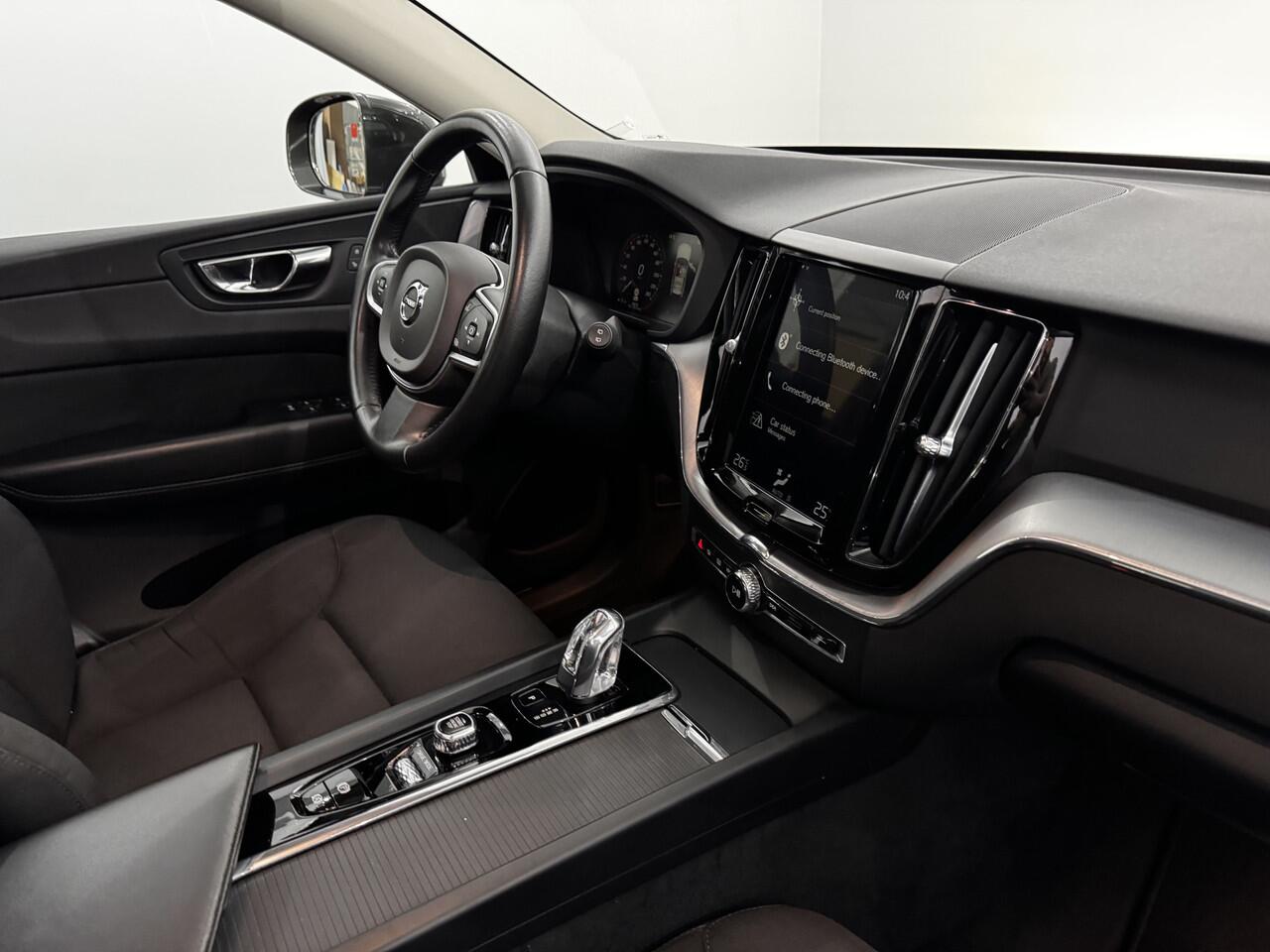 Volvo XC60 2.0 T8 Twin Engine AWD Momentum Pano, Parkeersensoren, Navi, Cruise control, Elektrische achterklep, Virtual desk