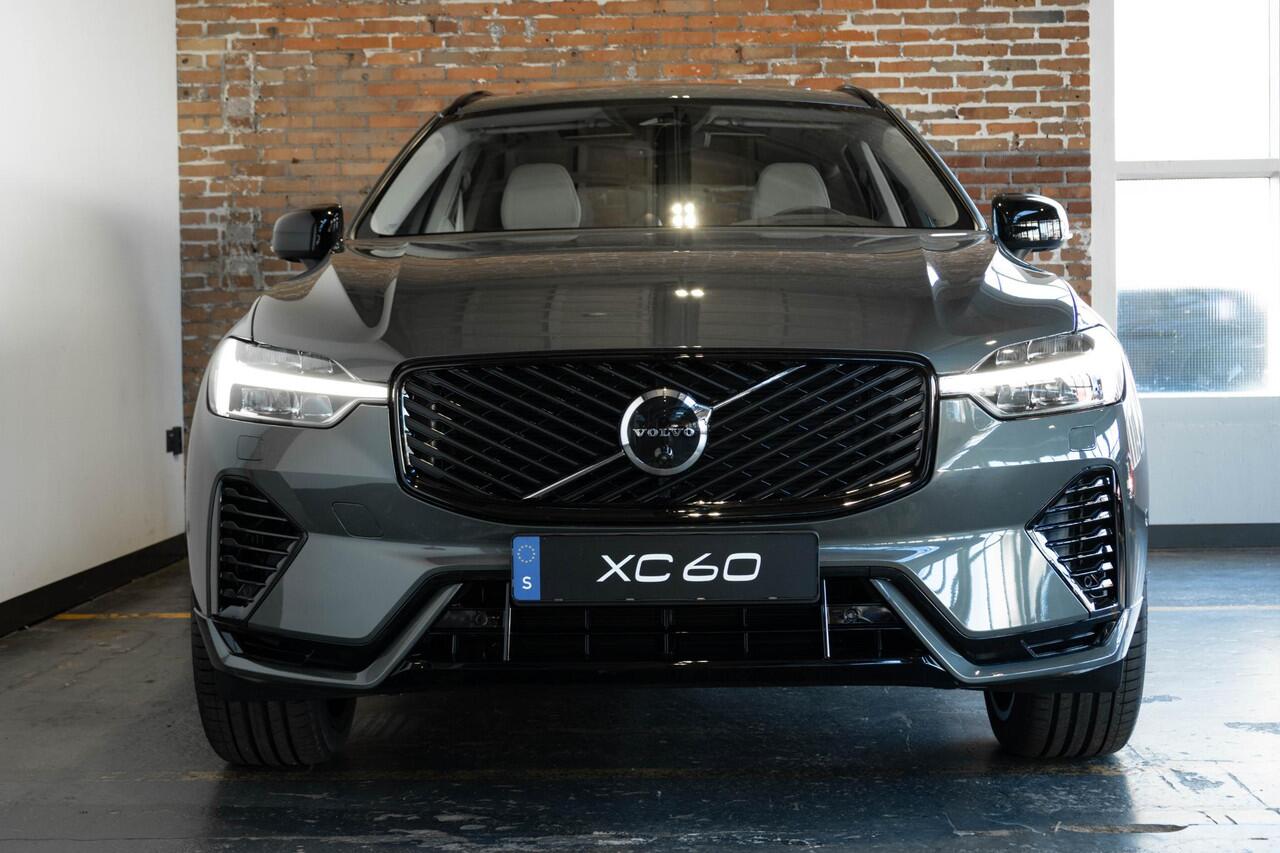 Volvo XC60 2.0 T6 Plug-in hybrid AWD Ultra Dark | Executive Line | Bowers & Wilkins | Luchtvering | Geventileerde Voorstoelen | Massagefunctie | 21" Lichtmetalen Wielen |