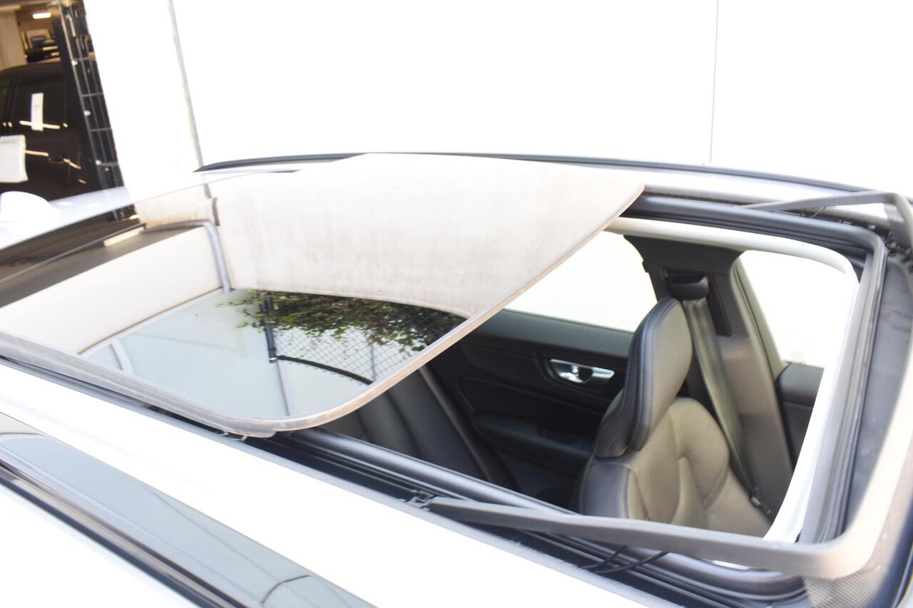 Volvo XC60 T6 350PK Automaat Plug-in Hybrid AWD Plus Dark / Navigatie / 360 Camera / Adaptieve Cruise Control / Stuur & Stoelverwarming / Elektr. Achterklep / Schuifdak / LM Velgen / Trekhaak