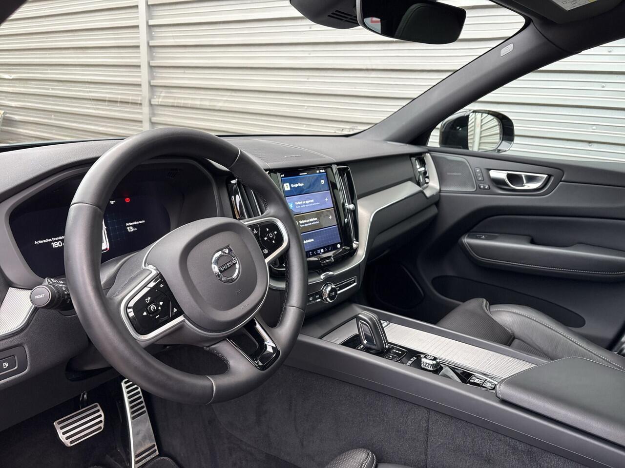 Volvo XC60 T6 Plug-in hybrid AWD R-Design / Stoelventilatie & massage / Luchtvering / 20" / Long Range /