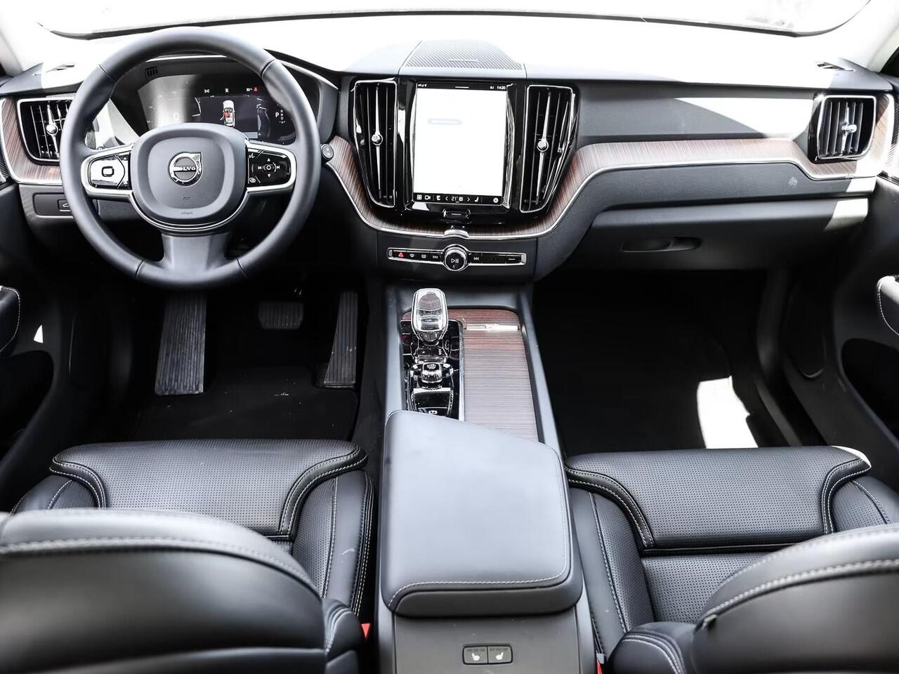 Volvo XC60 2.0 T8 Plug-in hybrid AWD Plus Dark (335kW/455PK) FULL OPTION (PANO / TREKH) ** 1e EIG - Ex VOLVO) ** INFORMEER OOK NAAR ONZE AANTREKKELIJKE FINANCIAL-LEASE TARIEVEN **