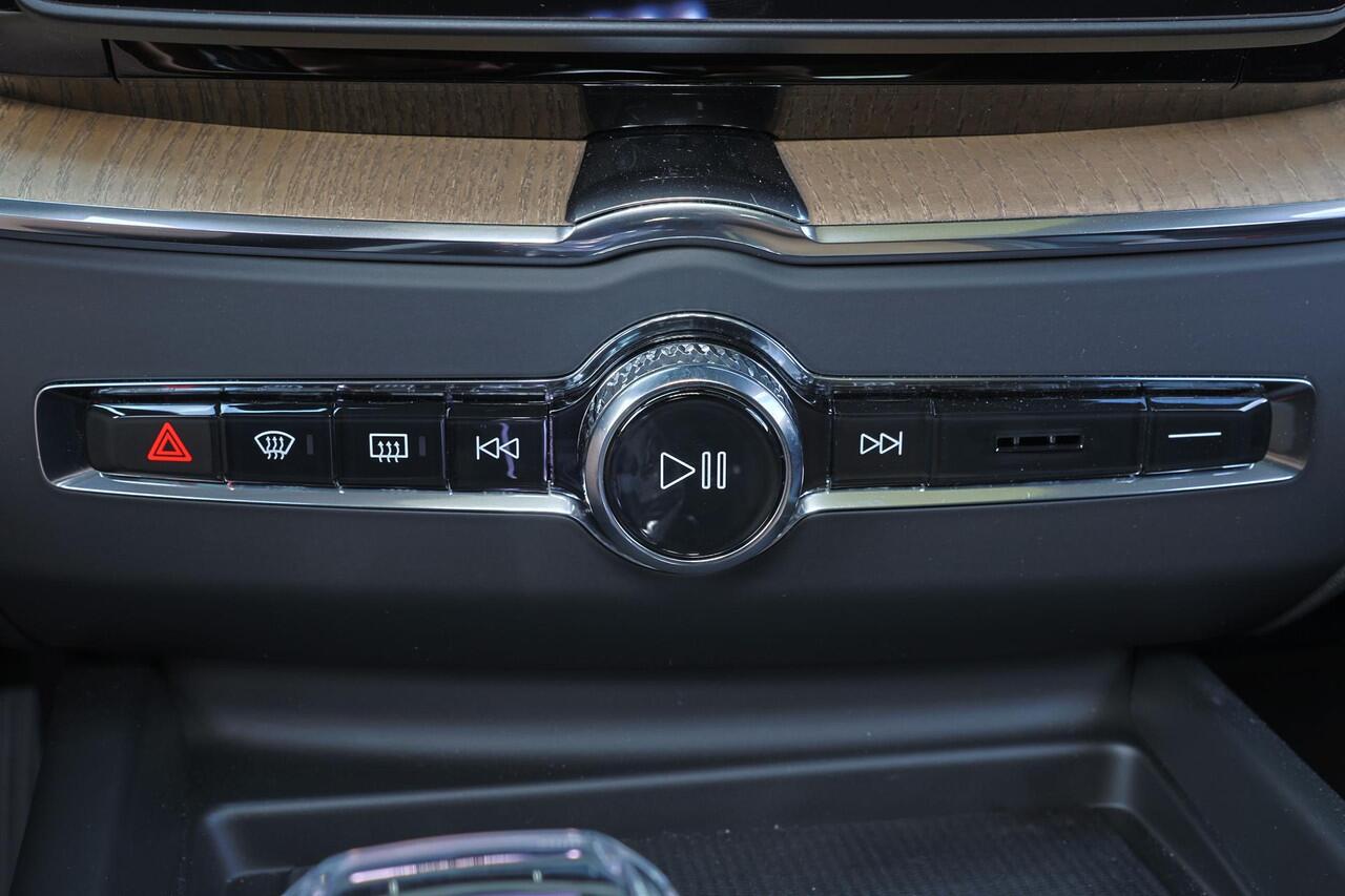 Volvo XC60 T8 Recharge AWD Ultra Dark - Panorama/schuifdak - Massage&Ventilatie stoelen - IntelliSafe Assist & Surround - 360º Camera -Nappa leder - Harman/Kardon audio - Adaptieve LED koplampen - Verwarmde voorstoelen, stuur & achterbank - Parkeersensoren voor & ac