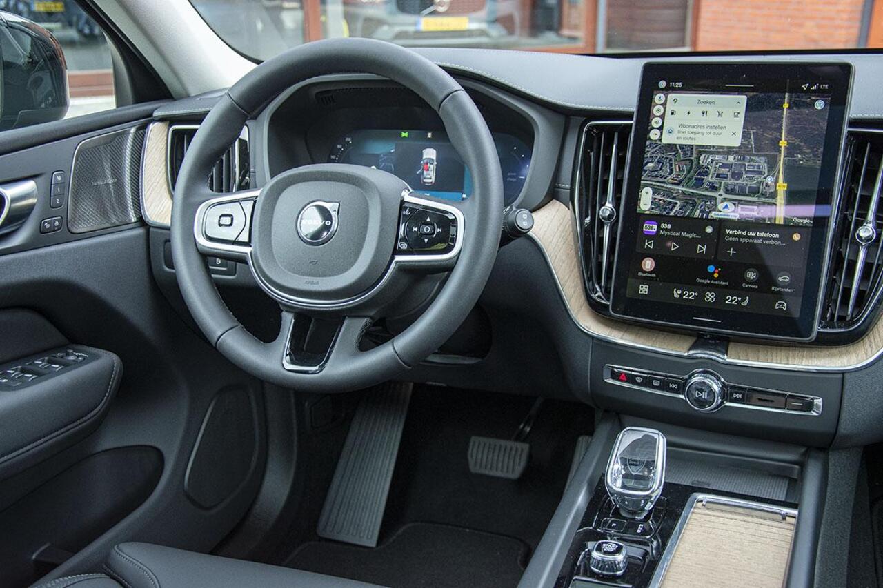 Volvo XC60 2.0 T6 PLUG-IN HYBRID AWD ULTRA DARK